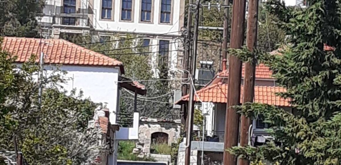 διχρωμο Το δίχρωμο (!) σχολείο μας