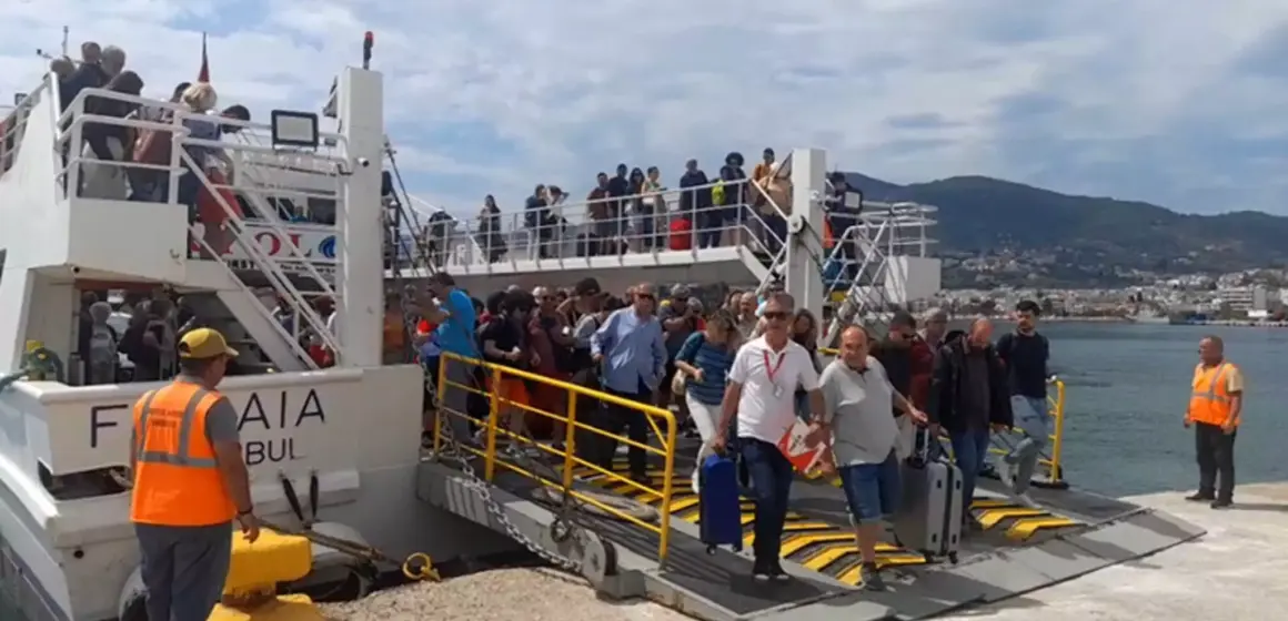 TOURKOI_LESVOS-2048x1132 Η “απόβαση” των Τούρκων… και όχι μόνο