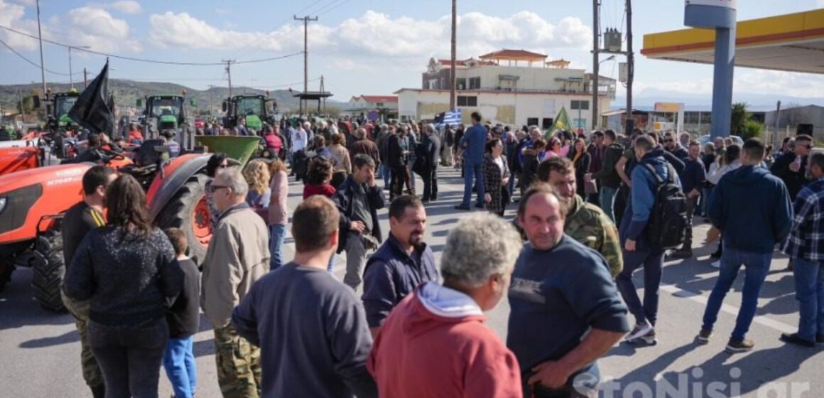 blokoagrotwn1 Αγροτικές εξεγέρσεις: Ευρώπη, Ελλάδα, Αγία Παρασκευή