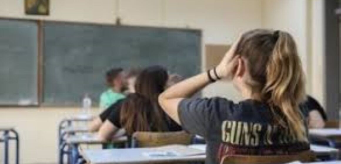 images (2) Μαθήτριες κατηγόρησαν τον Καθηγητή τους στη Μυτιλήνη για ασελγείς χειρονομίες επειδή είχαν απουσίες… η πενταετής οδύσσεια του Καθηγητή