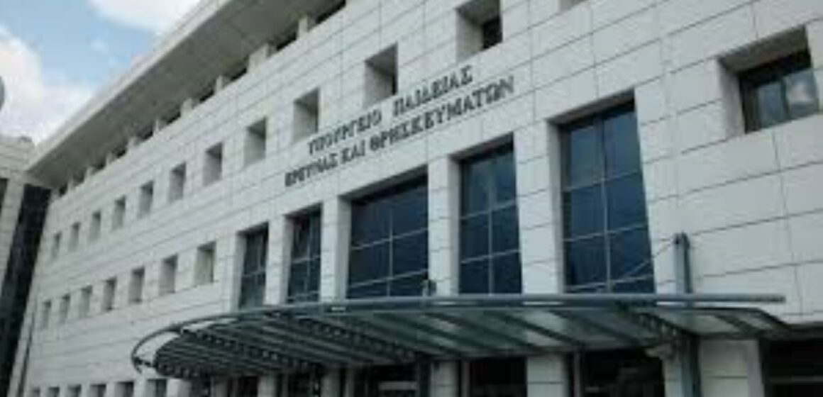images Για μια ακόμη χρονιά οι μαθητές Λυκείου θα προάγονται στην επόμενη τάξη με κάτω από τη βάση σχεδόν σε όλα τα βασικά μαθήματα